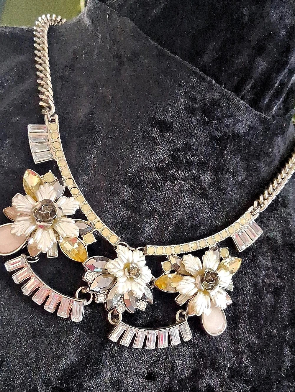 Floral Statement Necklace in White & Gold Like New